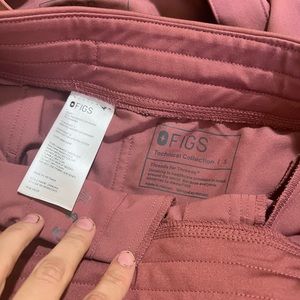 Figs scubs. Muave. Size small. Rafaela top + jogger bottoms